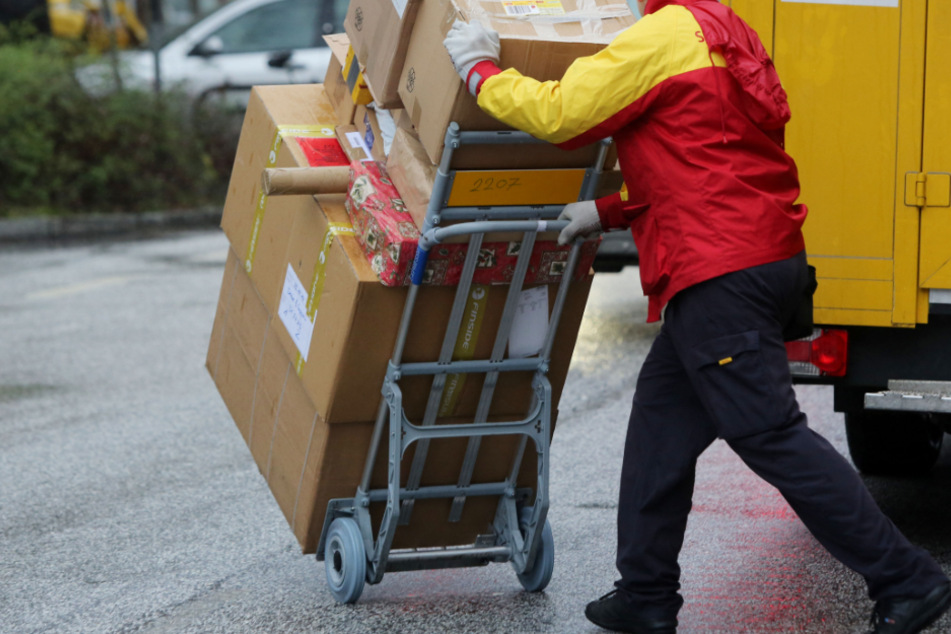Der 22-Jährige verursachte an seinem ersten Tag als Paketbote gleich zwei Unfälle. (Symbolbild)