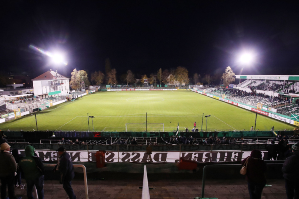 Wie im Oktober 2018 im DFB-Pokalspiel gegen den SC Paderborn wurde wieder eine Flutlichtanlage organisiert, doch diesmal nicht nur für eine Partie. (Archivbild)