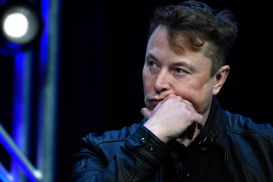 Der CEO von Tesla, Elon Musk (50), wurde 2017 viel für seine Zusammenarbeit mit dem rassistischen US-Präsidenten Donald Trump (75) kritisiert.