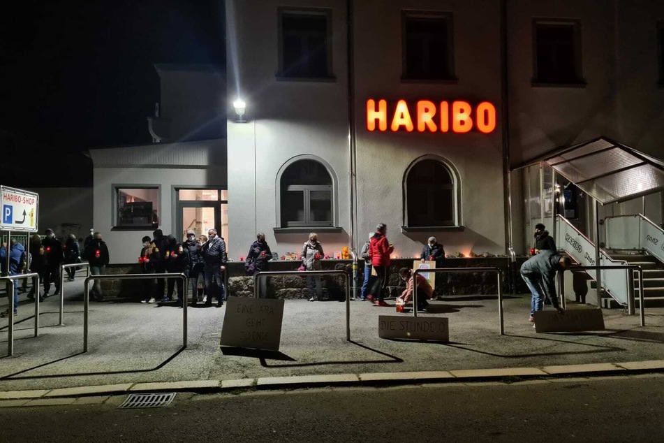 Eine Ära geht zu Ende: Mitarbeiter des Haribo-Werks in Wilkau-Haßlau trauerten am Freitagabend nach ihrer letzten Schicht um den Traditionsbetrieb.