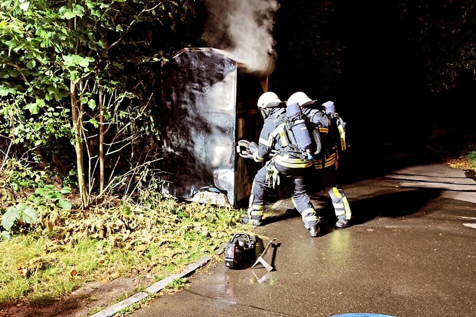 Die Kameraden brachen den Container auf.