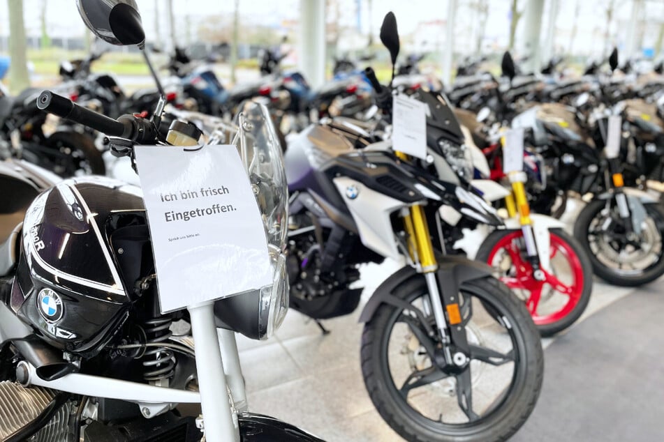 Frisch eingetroffen stehen die Bikes in der Show-Halle und warten auf neue Besitzer.