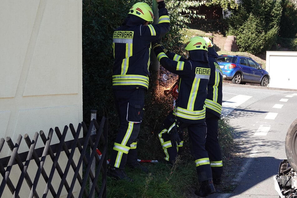 Die Straßenlaterne war nicht mehr zu gebrauchen und wurde von der Feuerwehr entfernt.
