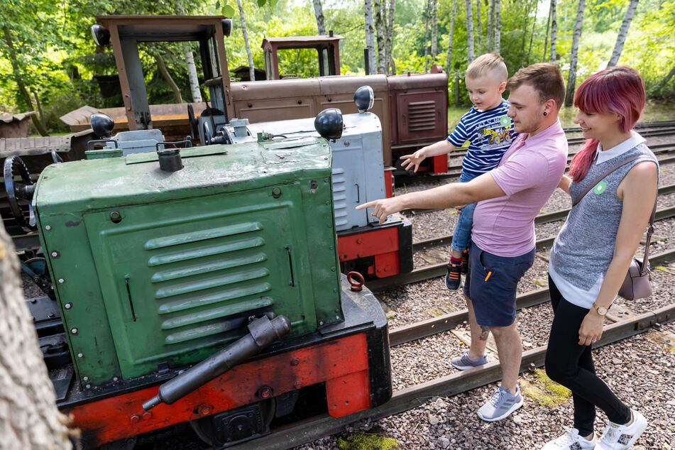 Da leuchten Kinderaugen: Sindy Späth (24), Eric Chwoiha (24) und Sohn Mats (3) auf Eisenbahn-Entdeckungsreise.
