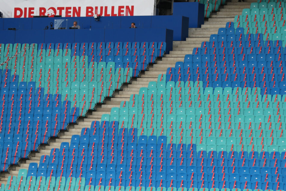 Die Roten Bullen müssen vorerst wieder vor leeren Rängen in der Red Bull Arena spielen. (Archivbild)