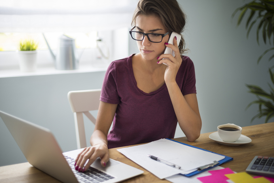Lässig im T-Shirt, die Zimmerpflanze im Hintergrund: Was gibst du aus dem Homeoffice über dich preis?