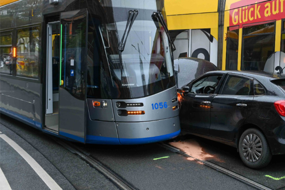 Riskantes Überholmanöver: Auto wird in Leipzig von Trams eingequetscht – eine entgleist!