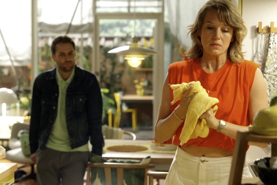 Daniel spürt Lous Zweifel am gemeinsamen Kind und weiß nicht, wie er mit der Situation umgehen soll.