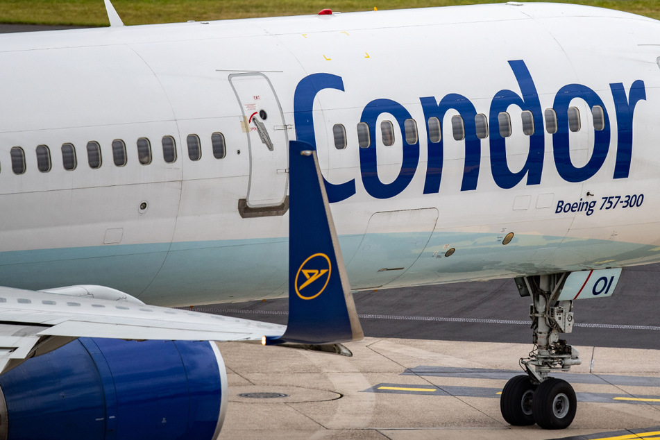 Eine Boeing 757-300 der Fluggesellschaft Condor rollt über das Vorfeld eines Flughafens.