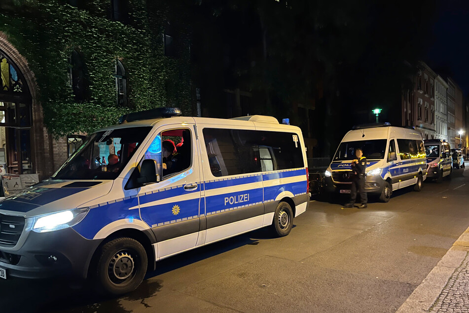 Die Berliner Polizei rückte wegen eines Randalierers mit mehreren Einsatzwagen aus.