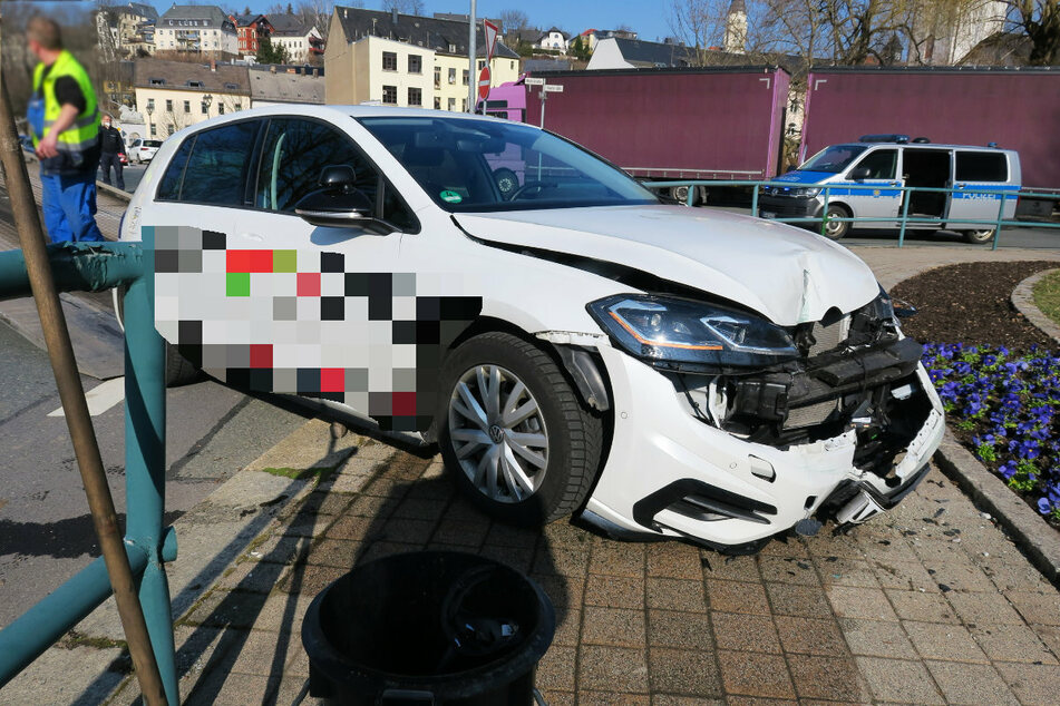 Das Fahrschulauto durchbrach ein Geländer.