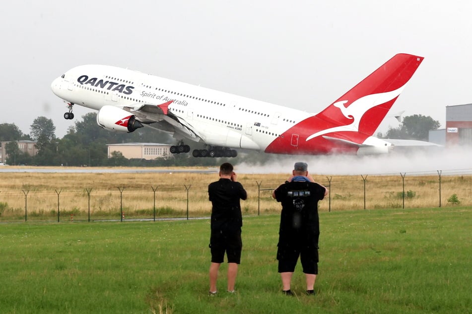 Planespotter hielten den Start mit ihren Kameras fest.