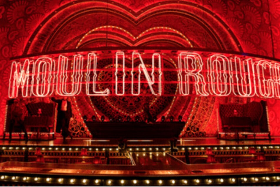 Das Bühnenbild des Musicals "Moulin Rouge" im Musical Dome in Köln orientiert sich an dem berühmten Varieté in Paris.