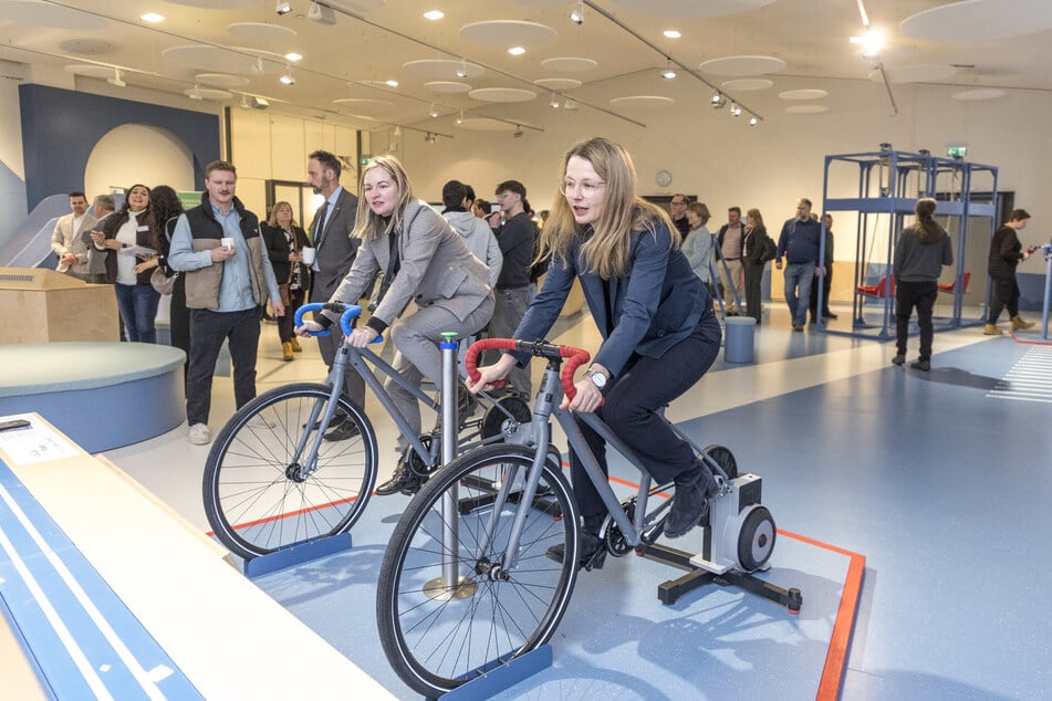Kulturbürgermeisterin Annekatrin Klepsch (48, Linke, r.) fand das interaktive Angebot so gut, dass sie sich selbst an der Radel-Station versucht hat.