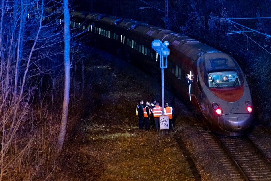 Baum kracht auf Oberleitung: 180 Passagiere über Stunden in Zug eingesperrt