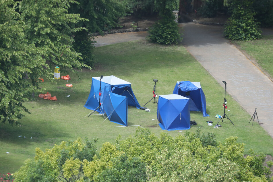 Polizei-Zelte stehen in Forbury Gardens im Stadtzentrum nach der Messerstecherei.
