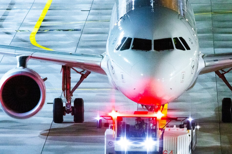 Viele Maschinen der Lufthansa dürften am Dienstag am Boden bleiben: Die Fluggesellschaft rechnet mit Hunderten Flugausfällen.