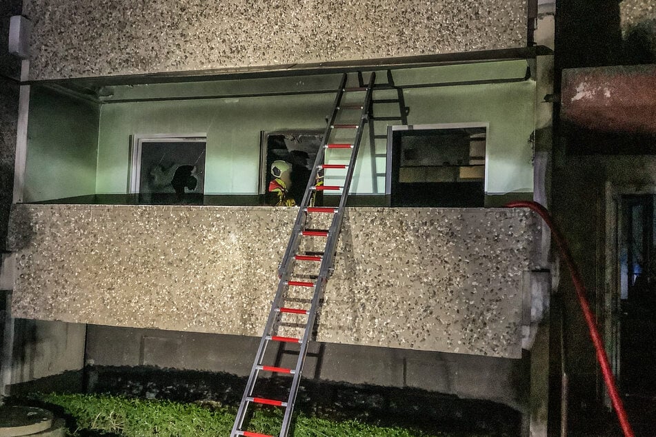 Über die Steckleiter an dem Balkon wurden die verletzten Feuerwehrleute gerettet.