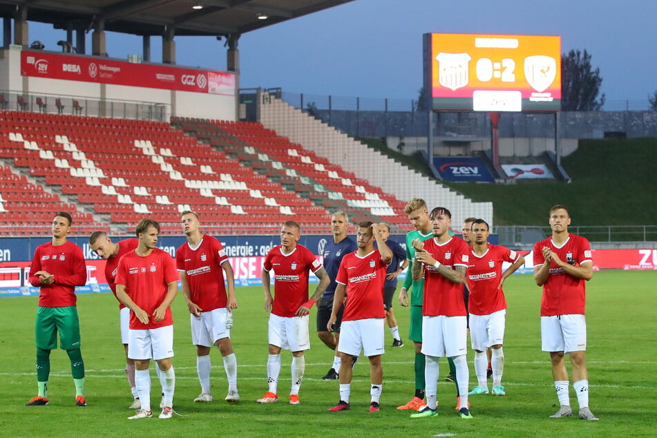 "Wir machen das Flutlicht an, ihr die Hütte voll!" Mit diesem Slogan wirbt der FSV für das Heimspiel am Freitag gegen Halle.