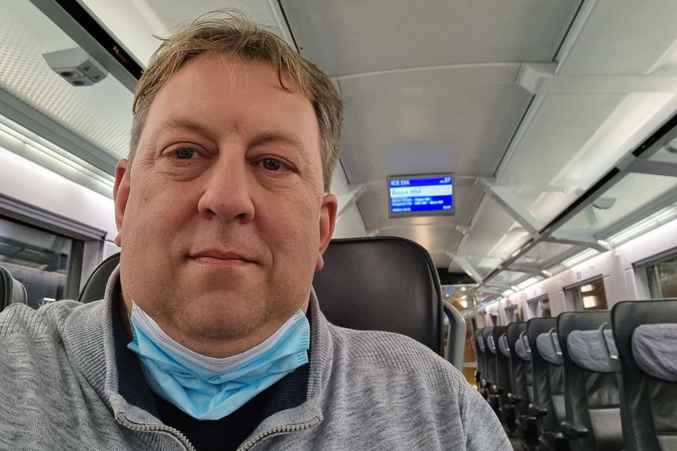 Gunnar Lindemann (51, AfD) hat ein Selfie bei Twitter veröffentlicht, das ihn ohne Maske in einem Zug der Deutschen Bahn zeigt.