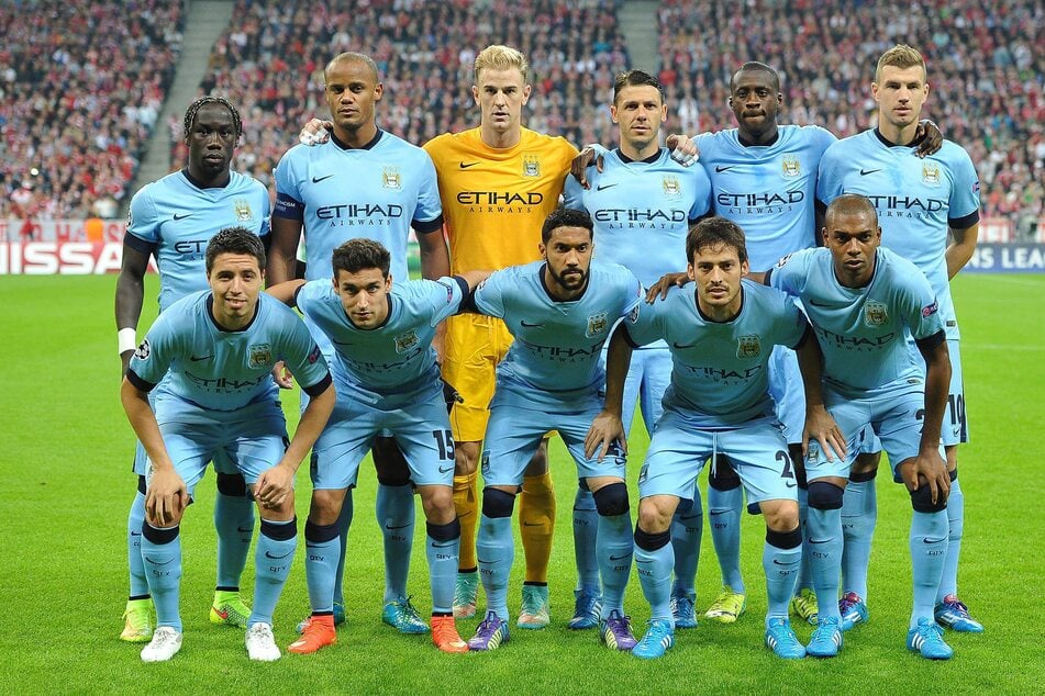 September 2014: Martín Demichelis (h., 3.v.r.) und Edin Dzeko als Mannschaftskameraden bei Manchester City. Auch der jetzige Bayern-Trainer Vincent Kompany (h., 2.v.l.) gehörte damals zum Team.