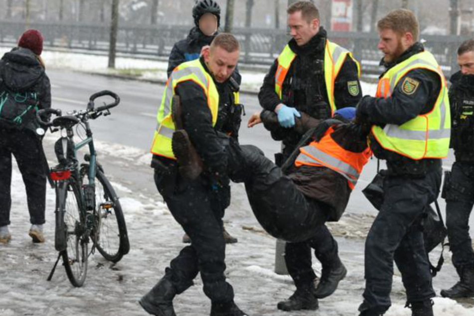 Schon wieder Klima-Aktion in Leipzig! Polizei entfernt "Letzte Generation"-Aktivistinnen von Jahnallee