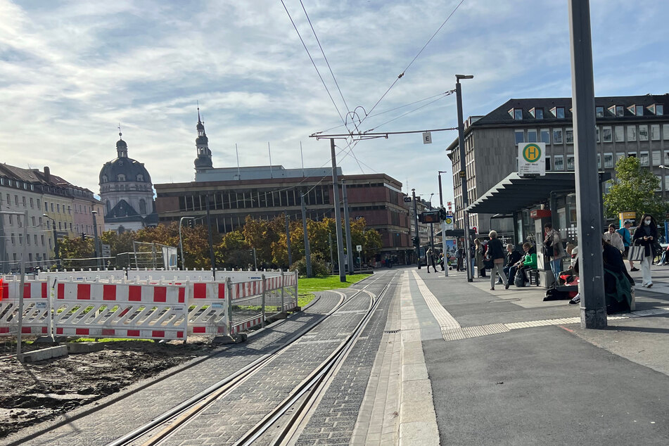 An einer Straßenbahnhaltestelle vor dem Hauptbahnhof im unterfränkischen Würzburg ereignete sich die schreckliche Gewalttat, bei der ein 32-jähriger Mann auf brutale Art und Weise verprügelt wurde.