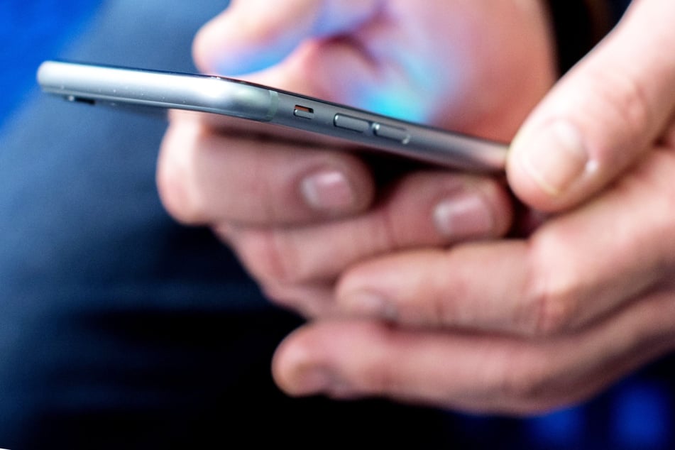 Pornografische Inhalte auf Handy: Ein Mann hat in einem Zug in Bayern für einen Zwischenfall gesorgt. Die Polizei ermittelt. (Symbolfoto)