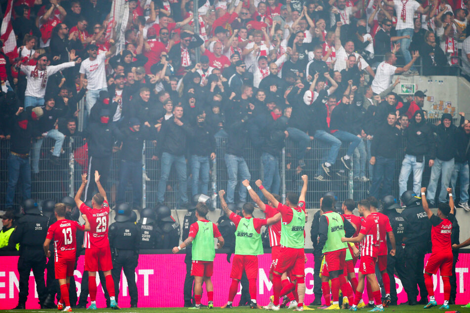 Den Derbysieg im Schacht feierten die Zwickauer mit mehr als 1700 Fans.
