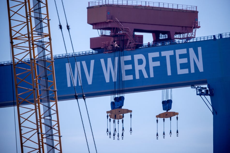 Laufkatzen hängen am Bockkran der MV-Werft in Rostock-Warnemünde.
