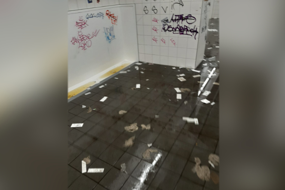 Das Gästeklo beim FC Erzgebirge stand komplett unter Wasser.