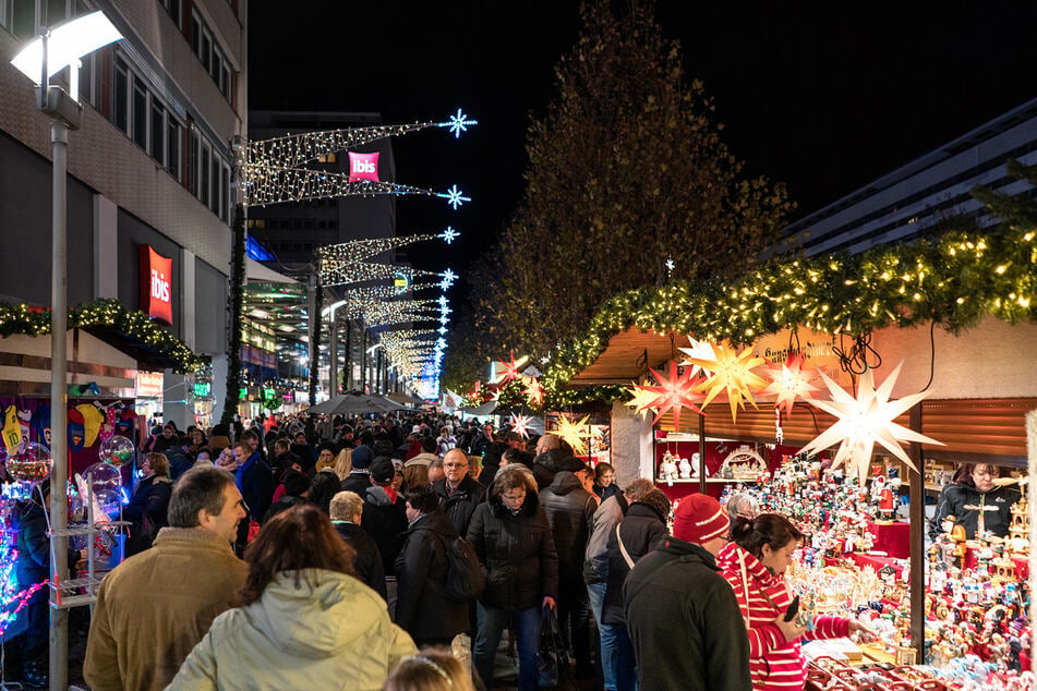 Der Markt auf der Prager Straße trägt seit 2012 den Namen "Dresdner Winterlichter". (Archivfoto)