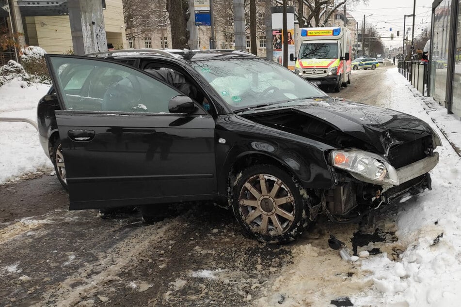 War das Schneechaos Schuld? Audifahrer nach Baumcrash verletzt