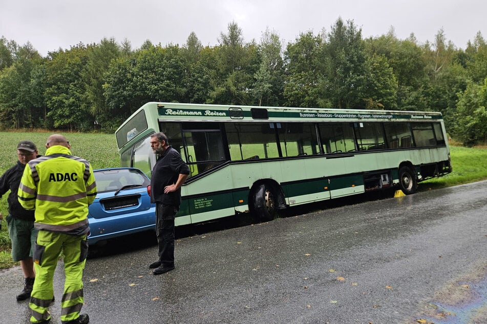 Ein Bus und ein Auto liegen im Straßengraben. Was nach einem heftigen Unfall aussieht, war glücklicherweise eine Übung.