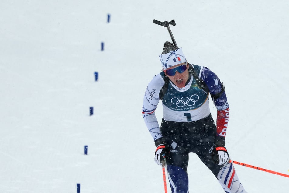 Die französische Biathletin Julia Simon (29) muss um ihren Status als Zollbeamtin bangen.
