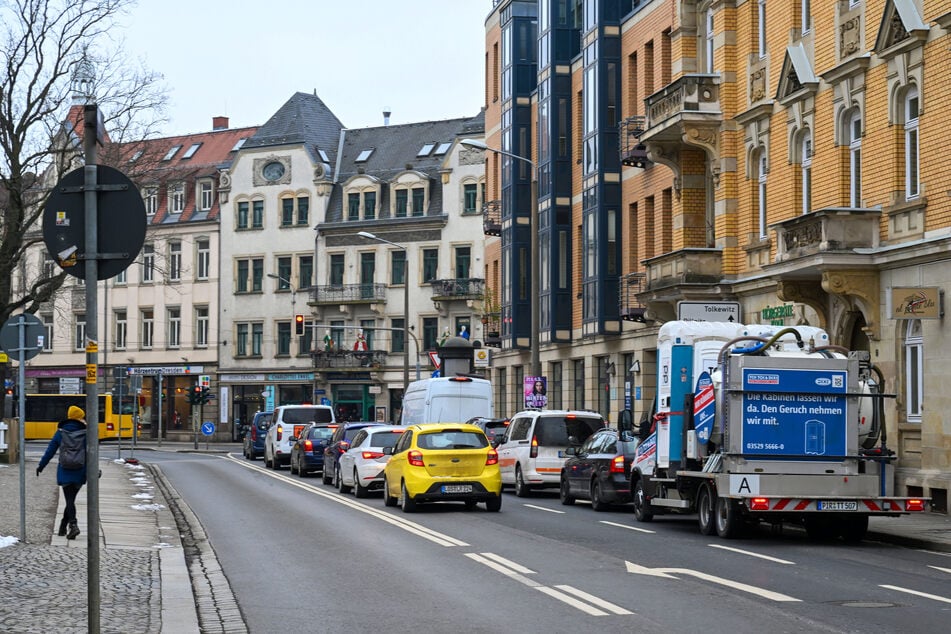 Zwischen dem 6. und dem 23. Februar müssen sich sowohl Bahn- als auch Bus- und Autofahrer auf erhebliche Verzögerungen durch eine Baustelle am Schillerplatz einstellen.