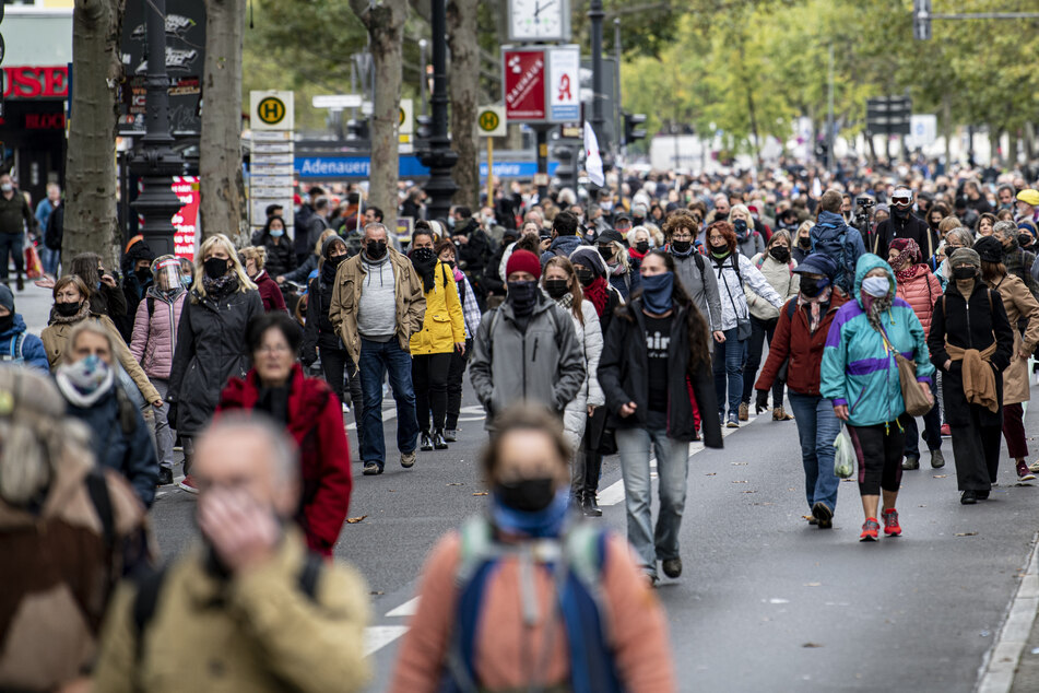 Teilnehmer der Demonstration "Wir müssen reden" laufen in einem Schweigemarsch durch die Berliner Innenstadt, um gegen die Corona-Maßnahmen zu protestieren.