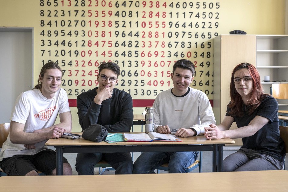 Die Abiturienten Nicolas Herold (18, v. l.), Henning Hultzsch (17), Arthur Kohlmüller (18) und Max Schaarschmidt (18) nahmen schon zum zweiten Mal am Tag der Mathematik teil.
