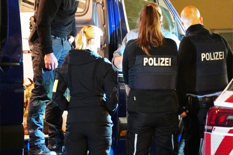Ein Großaufgebot der Polizei rückte nach den Schüssen am Sonntagabend in Bad König aus.