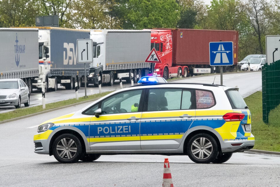 Unfall A7: Schwerer Unfall auf der A7: Lastwagen kracht in Auto, drei Männer verletzt