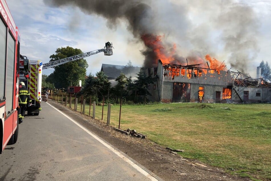 Flammen schlagen aus dem Haus in Oberbobritzsch.