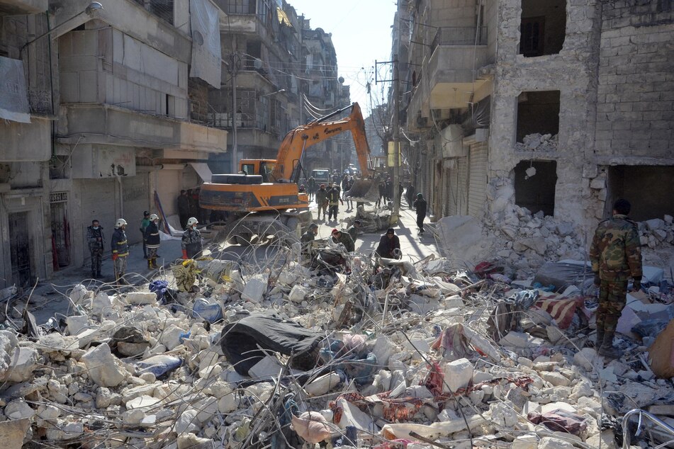 Bei den heftigen Erdbeben in der Türkei und Syrien kamen in beiden Ländern bislang mehr als 17.000 Menschen ums Leben.