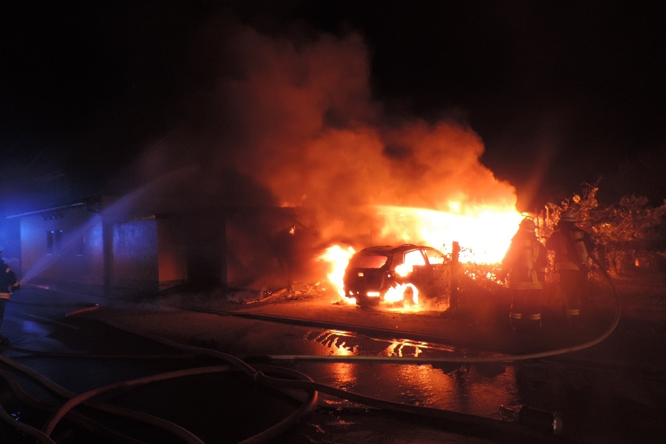 Frau wird von Brandgeruch wach: Carport steht lichterloh in Flammen