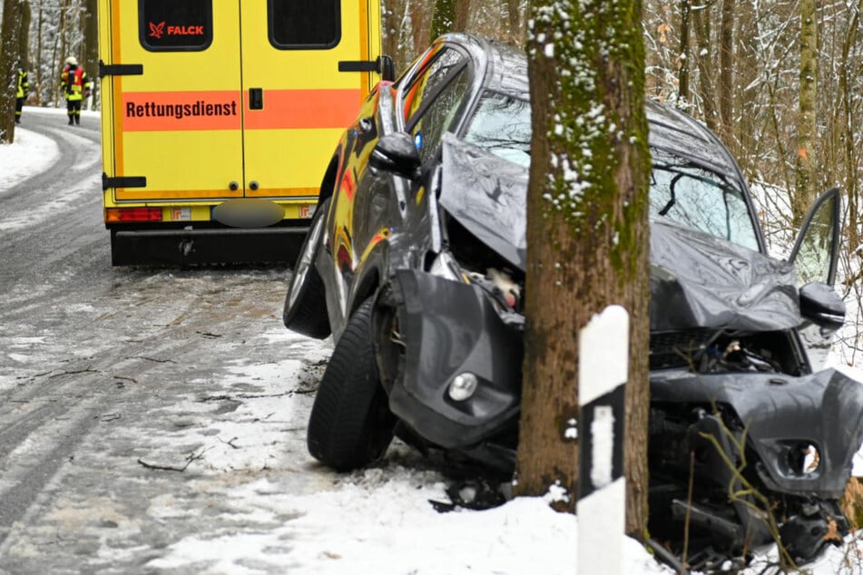 Verschneite Fahrbahn im Landkreis Görlitz: Fahrerin (32) kracht gegen Baum - Totalschaden!
