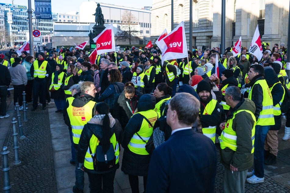 Die streikenden Mitarbeiter wollen am Donnerstag erneut vor dem Abgeordnetenhaus protestieren. (Archivfoto)
