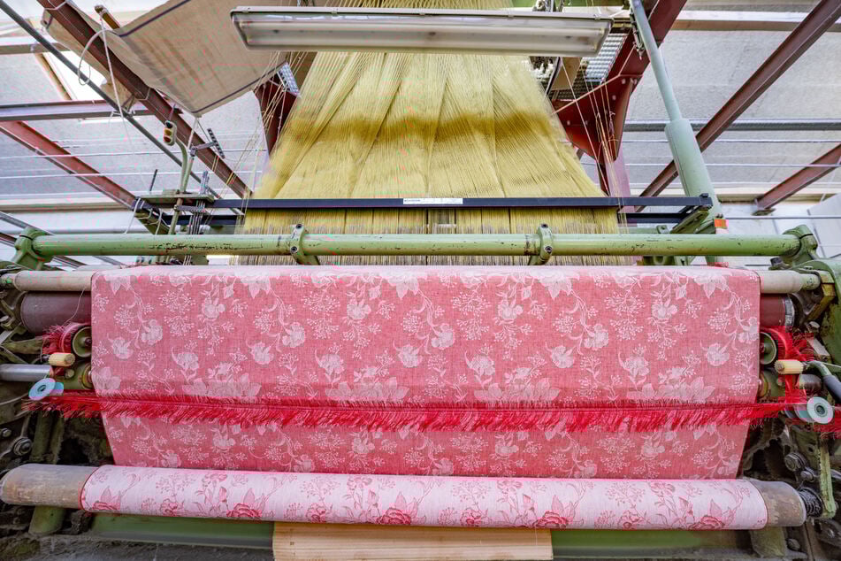 Diese alte Jacquardmaschine webt Damast-Stoffe noch anhand von Lochkarten.