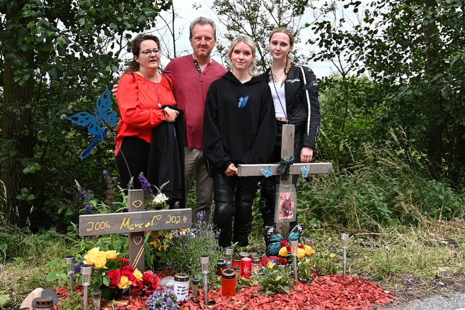 Nicole B. (52, v.l.), Marco B. (54), Alizia-Noa (19) und Malina (18) treffen sich seit dem Unfall regelmäßig.