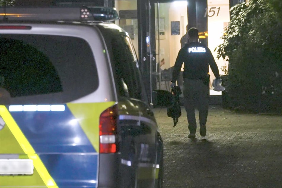 Messerattacke in Hostel: Mann verletzt, Tatverdächtiger auf der Flucht