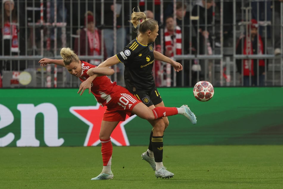Linda Dallmann (31, l.) zeigte beim Spiel gegen Manchester vollen Körpereinsatz.