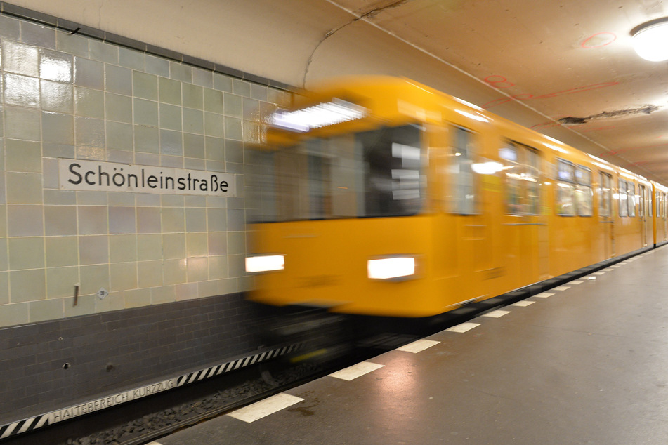 Berlin: Mädchen in U-Bahn belästigt und gefilmt: Polizei nimmt Messer-Mann fest